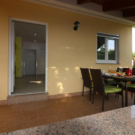 Ferienhaus-in-porec-mit-pool-melisa-8 3*