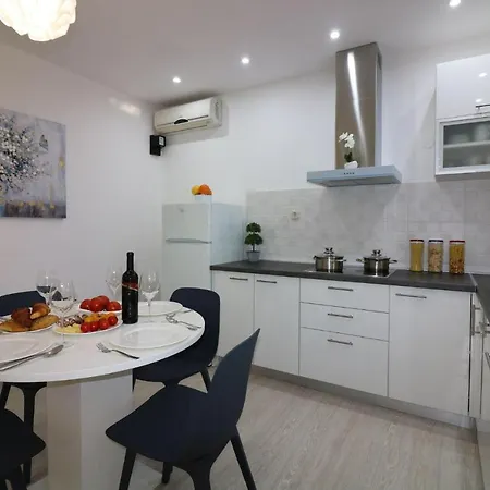 Ferienhaus-in-porec-mit-pool-melisa-8 3*